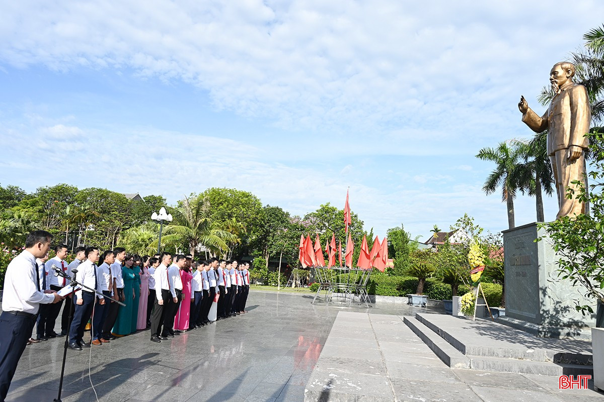 Trước đó, sáng 3/6, đoàn đại biểu dự Đại hội Đảng bộ Văn phòng Tỉnh ủy đã tổ chức lễ dâng hương, báo công tại Khu lưu niệm Bác Hồ về thăm Hà Tĩnh; tổ chức đại hội phiên trù bị. bqbht_br_dsc-5603-copy.jpg