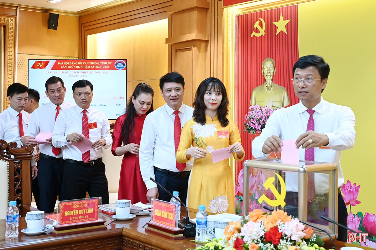 Đại biểu bỏ phiếu bầu Ban Chấp hành Đảng bộ nhiệm kỳ 2025-2030. bqbht_br_dsc-5764-copy.jpg