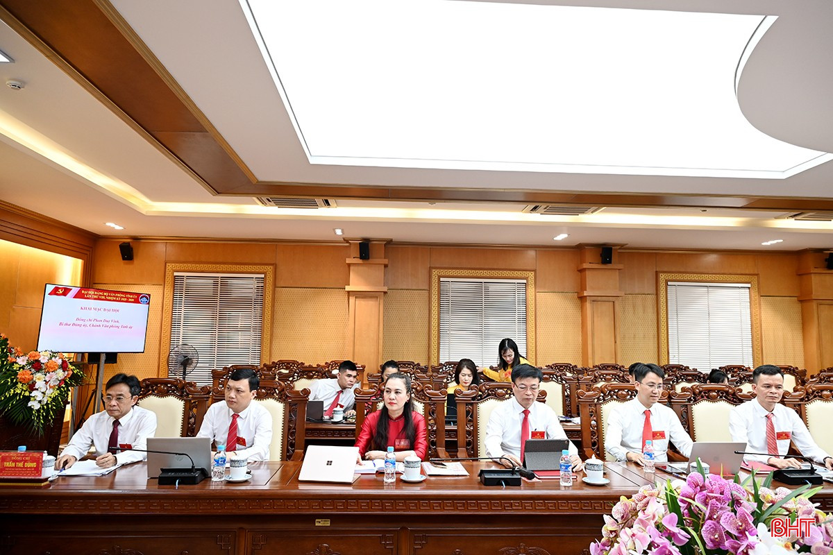 ... Phó Bí thư Thường trực Tỉnh ủy Trần Thế Dũng và các đại biểu dự đại hội. bqbht_br_dsc-5682-copy.jpg