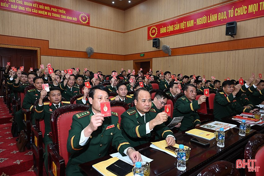 Đại biểu biểu quyết thông qua nghị quyết tại Đại hội Đảng bộ Quân sự tỉnh. bqbht_br_7-1613.jpg