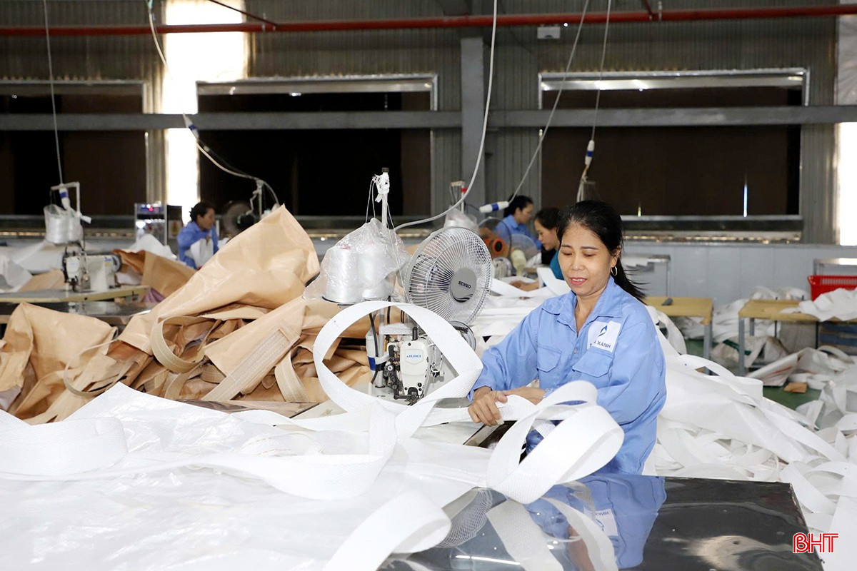 Các phong trào thi đua đang tạo khí thế sôi nổi, lan tỏa tinh thần hăng hái, sáng tạo, đồng lòng trong người lao động và cộng đồng doanh nghiệp. bqbht_br_d2.jpg