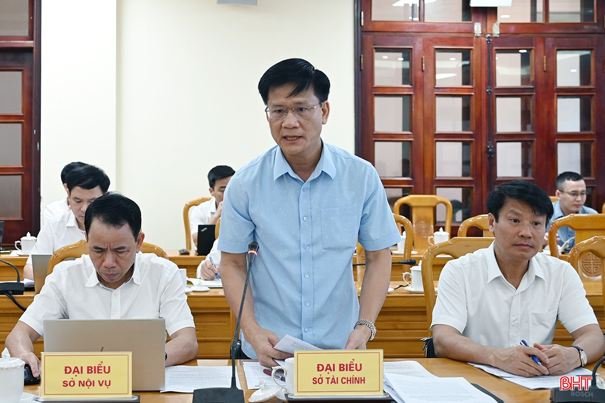Giám đốc Sở Tài chính Trịnh Văn Ngọc báo cáo một số nội dung liên quan đến bổ sung, chỉnh sửa nội dung dự thảo báo cáo chính trị trình Đại hội Đảng bộ tỉnh lần thứ XX. bqbht_br_dsc-5424-copy.jpg