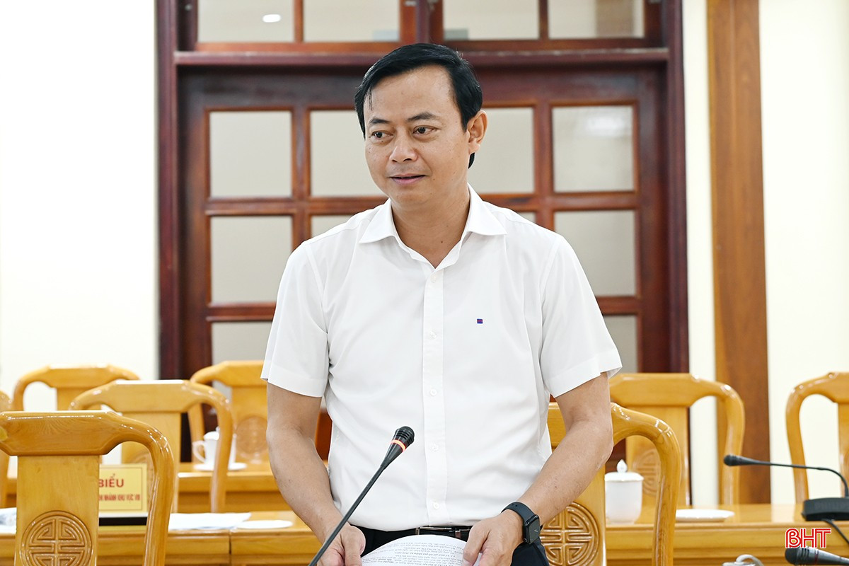 Đồng chí Hà Văn Hùng - Trưởng ban Tuyên giáo và Dân vận Tỉnh ủy, Tổ trưởng Tổ Biên tập Văn kiện Đại hội Đảng bộ tỉnh phát biểu góp ý tại cuộc họp. bqbht_br_dsc-5460-copy.jpg
