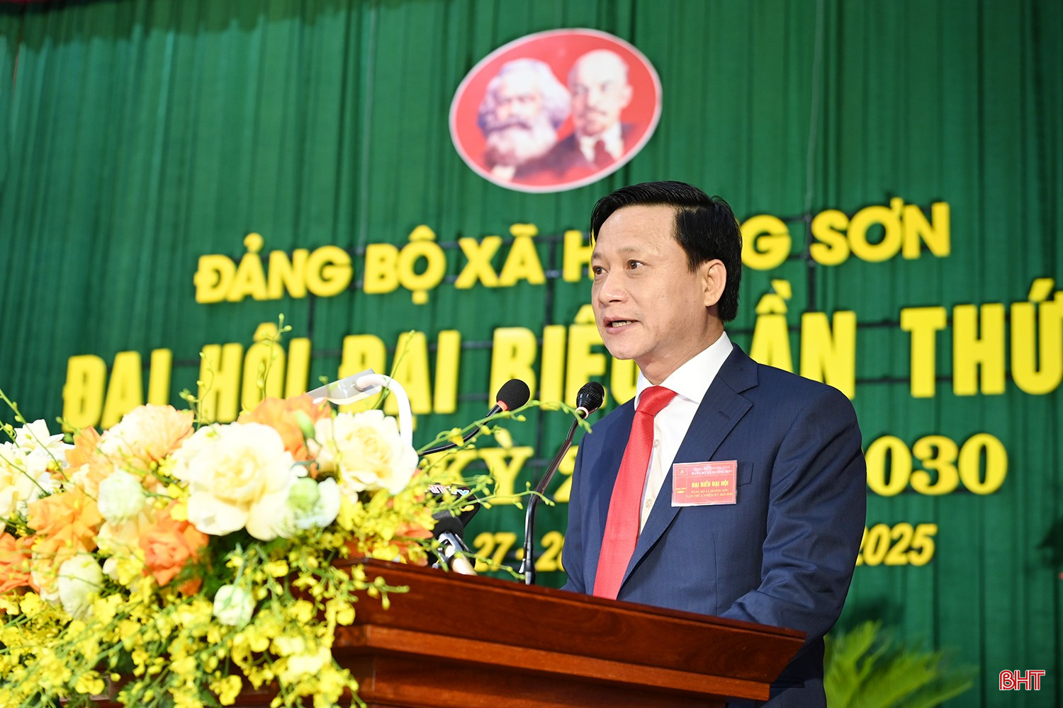Đồng chí Hồ Thái Sơn - Phó Bí thư Đảng ủy, Chủ tịch UBND xã Hương Sơn trình bày diễn văn khai mạc. bqbht_br_dsc-9d876.jpg