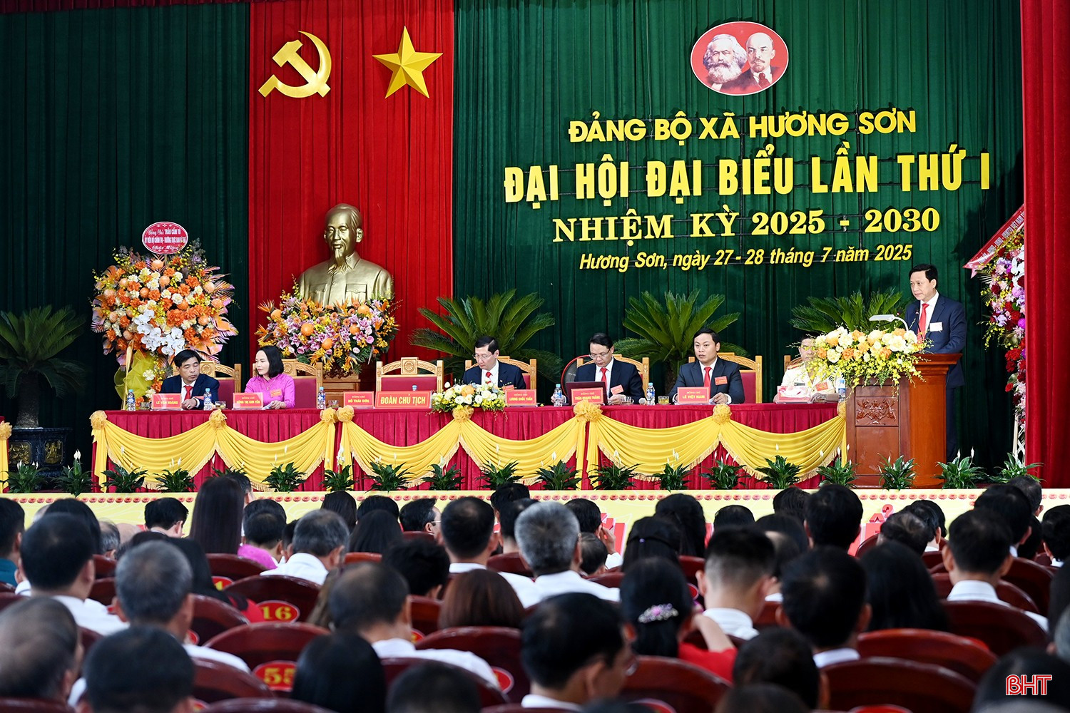 Đồng chí Hồ Thái Sơn - Phó Bí thư Đảng ủy, Chủ tịch UBND xã Hương Sơn báo cáo tổng hợp góp ý văn kiện đại hội cấp trên. bqbht_br_dsc-998f4.jpg