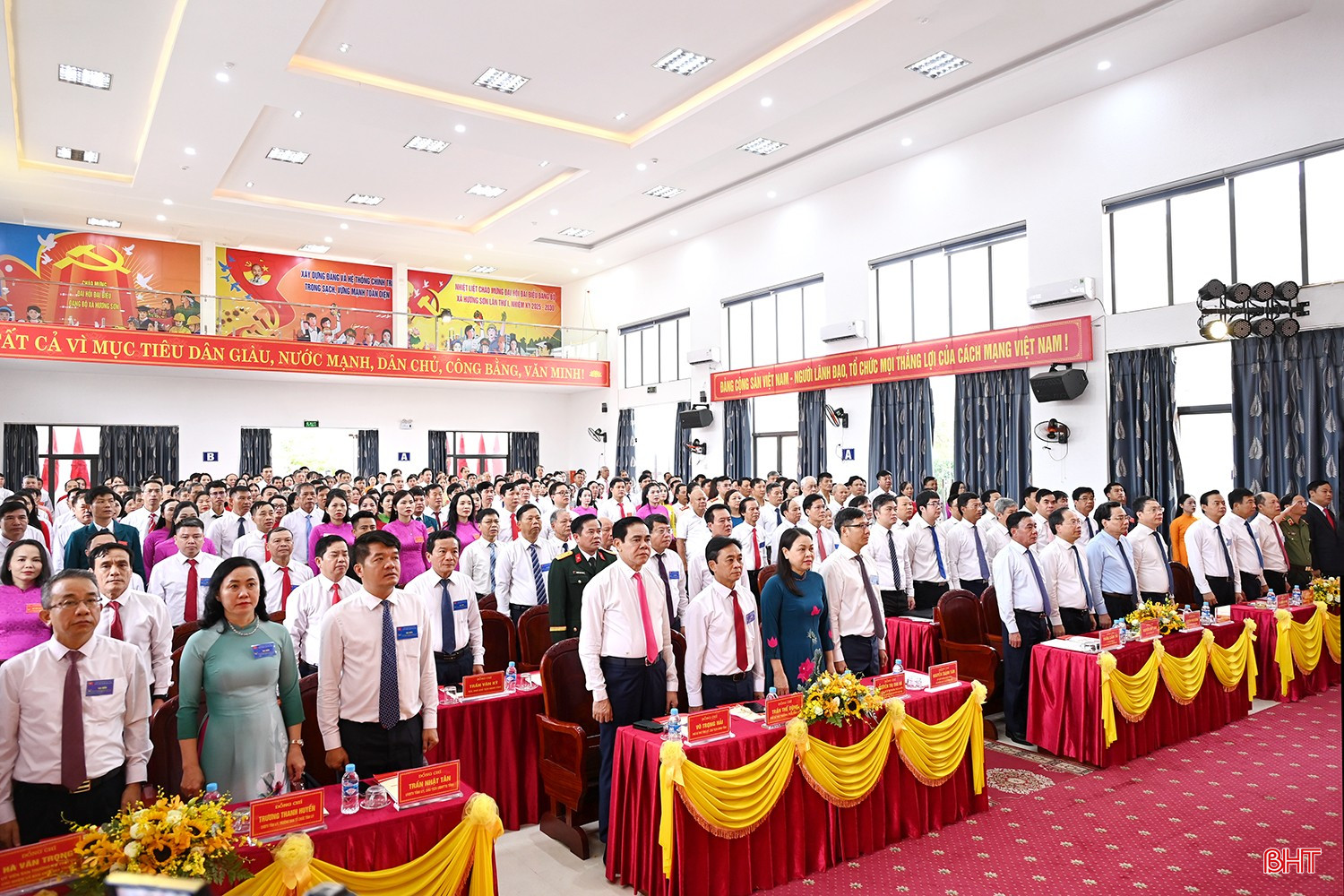 Đại biểu thực hiện nghi lễ chào cờ. bqbht_br_dsc-98d61.jpg