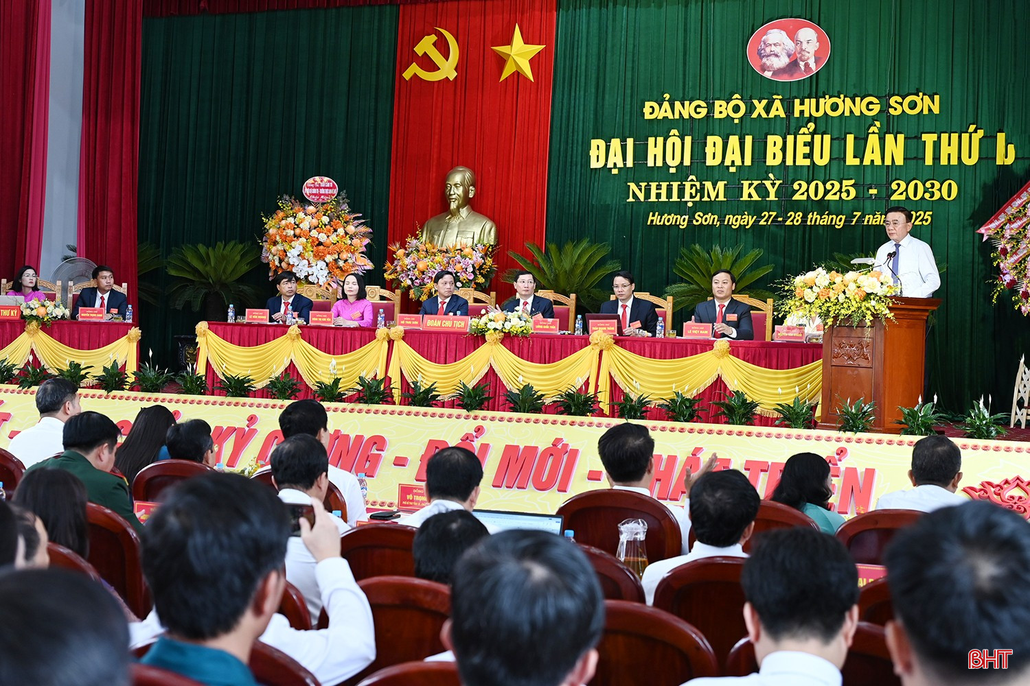 Đồng chí Trần Cẩm Tú giao nhiệm vụ cho Đảng bộ xã Hương Sơn. bqbht_br_dsc-d9975.jpg