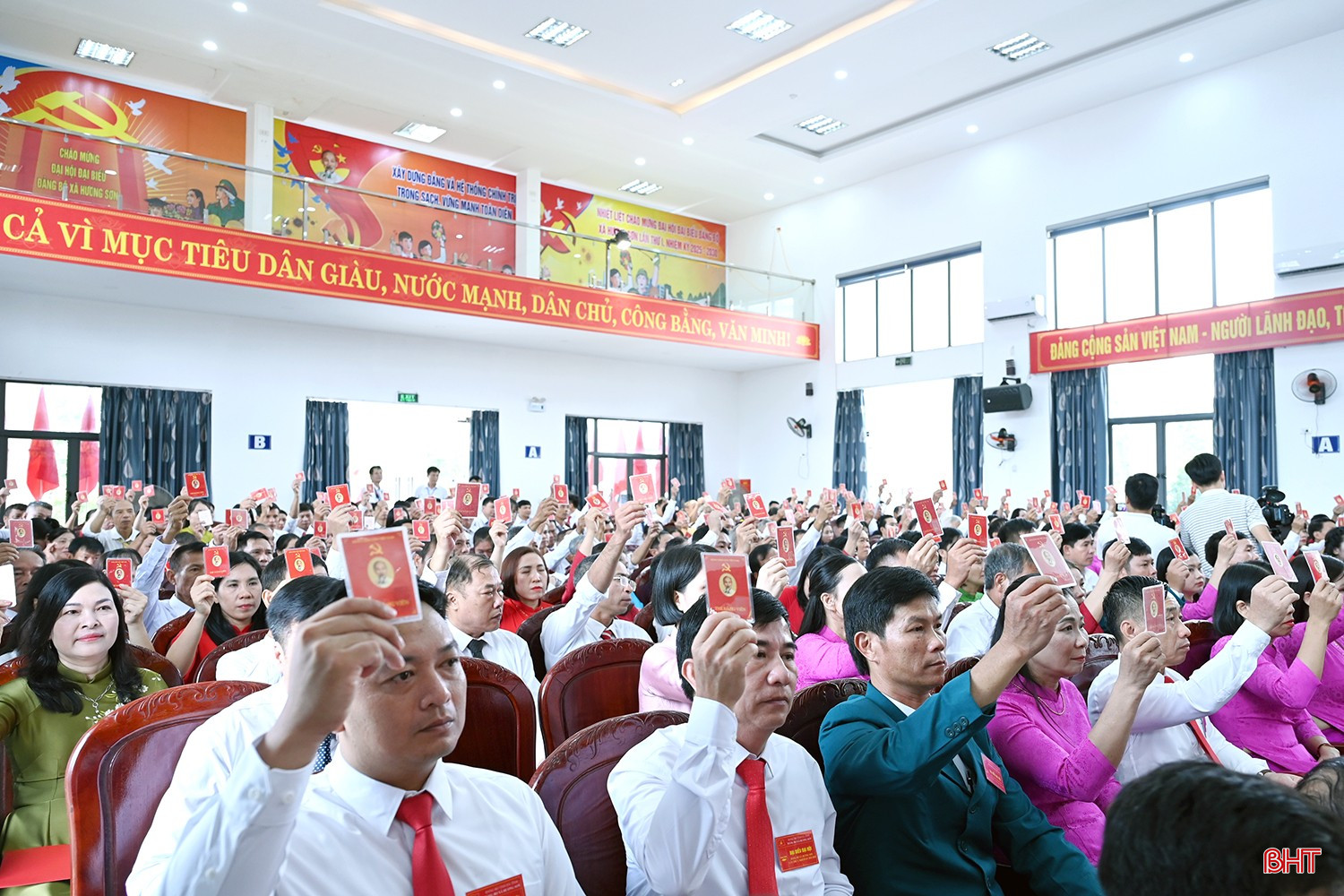 Đại biểu biểu quyết thông qua Nghị quyết Đại hội Đảng bộ xã nhiệm kỳ 2025-2030. bqbht_br_dscc-9912.jpg