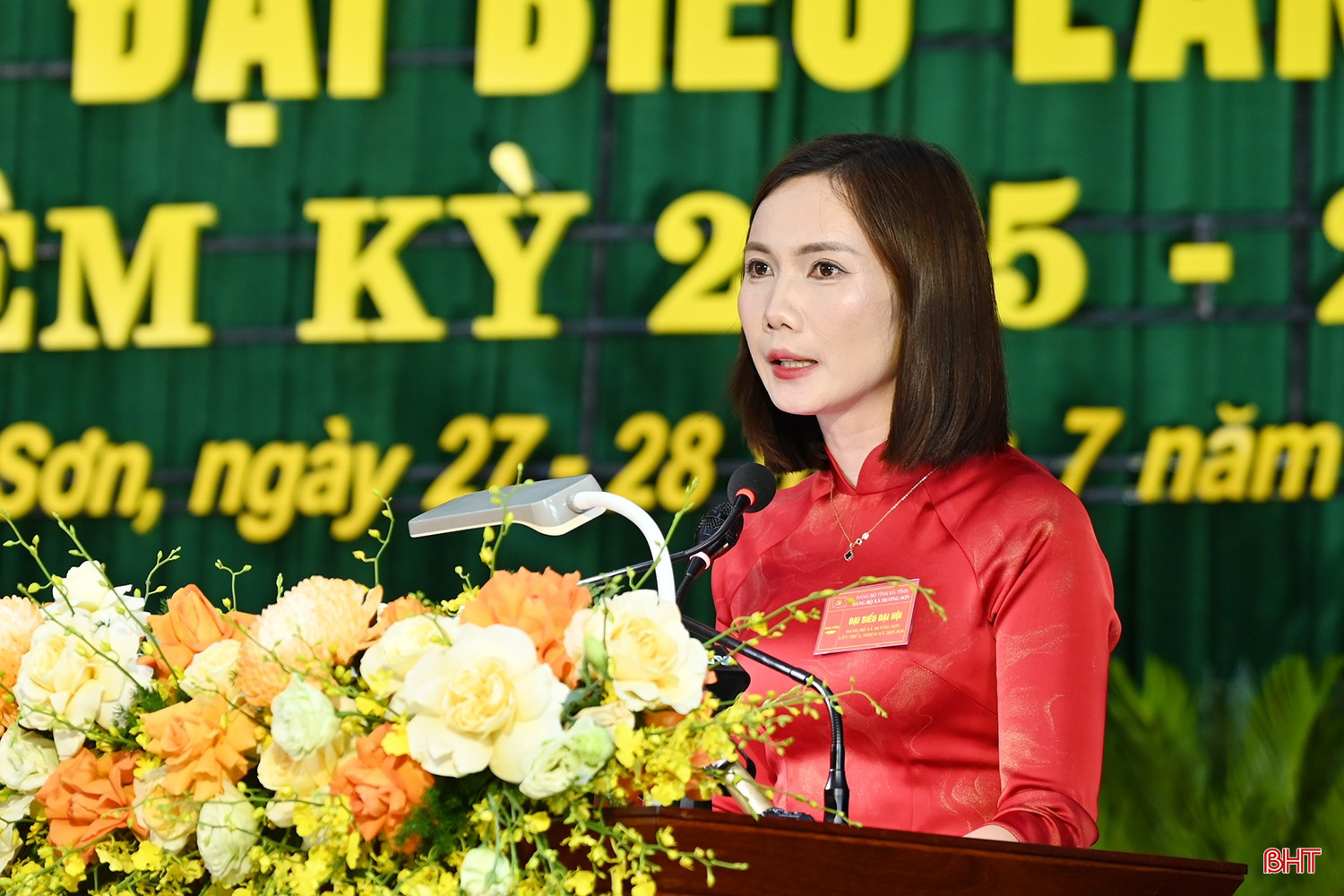 Đồng chí Phan Thị Hương - Bí thư Chi bộ thôn 6 phát biểu tham luận về phát huy vai trò của chi bộ trong lãnh đạo, chỉ đạo thực hiện các nhiệm vụ. bqbht_br_dsc-994d3.jpg