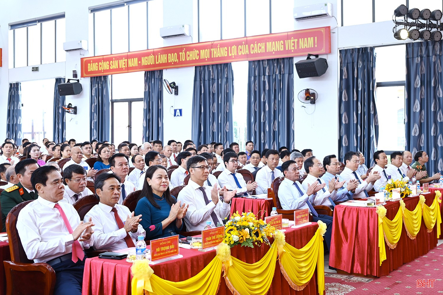 Đồng chí Trần Cẩm Tú - Ủy viên Bộ Chính trị, Thường trực Ban Bí thư và lãnh đạo các ban, ngành trung ương, tỉnh Hà Tĩnh dự đại hội. bqbht_br_dscs-9880.jpg