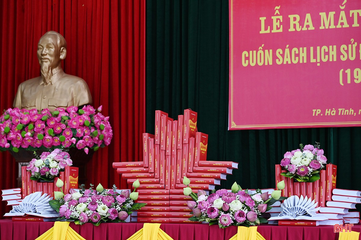 Ban Chấp hành Đảng bộ TP Hà Tĩnh ra mắt cuốn sách Lịch sử Đảng bộ thành phố Hà Tĩnh (1930 - 2025). bqbht_br_dsc-5197-copy.jpg