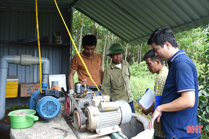 Hệ thống tưới thông minh khi vận hành đã tiết kiệm công sức cho gia đình ông Quân (người đội mũ) rất lớn. bqbht_br_dsc-94d20.jpg