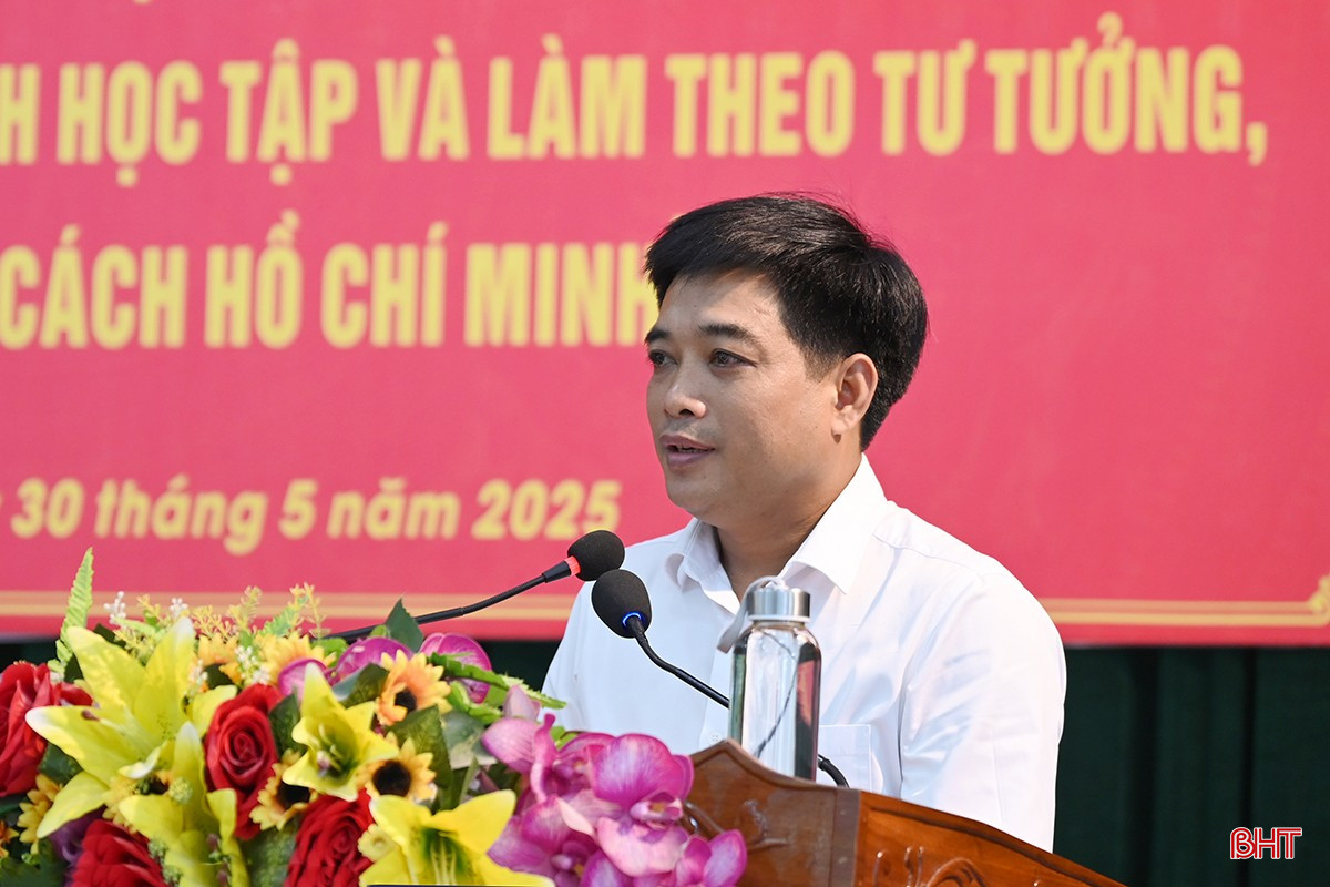 Ông Phạm Văn Đức - Bí thư Đảng ủy phường Hà Huy Tập tham luận tại hội nghị. bqbht_br_dsc-5230-copy-1901.jpg