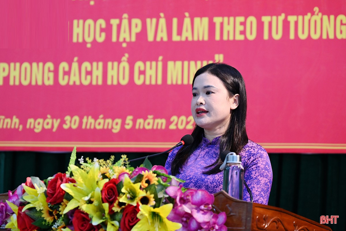 Chủ tịch Hội LHPN xã Tượng Sơn Nguyễn Thị Hoa chia sẻ cách làm của chị em trong học và làm theo Bác. bqbht_br_dsc-5235-copy.jpg