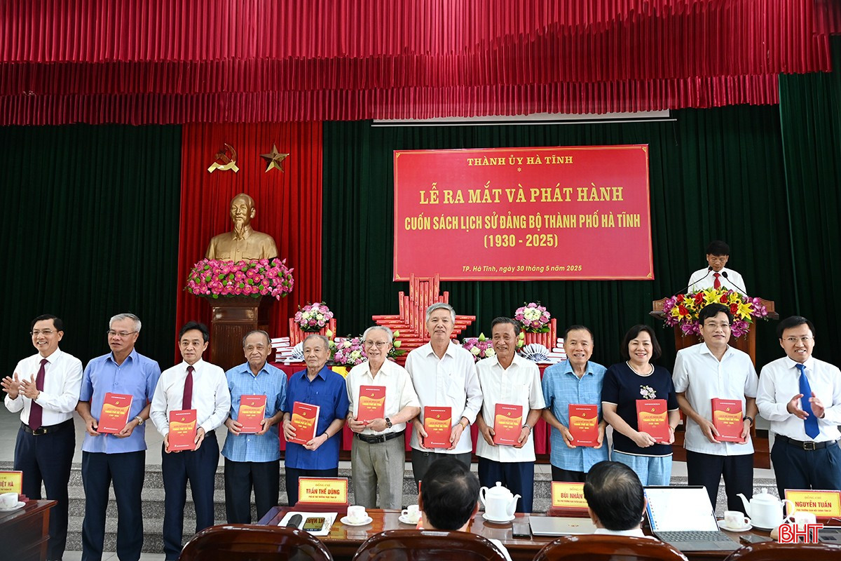 Thường trực Thành ủy trao tặng sách cho các đồng chí nguyên lãnh đạo thành phố qua các thời kỳ. bqbht_br_dsc-5214-copy.jpg