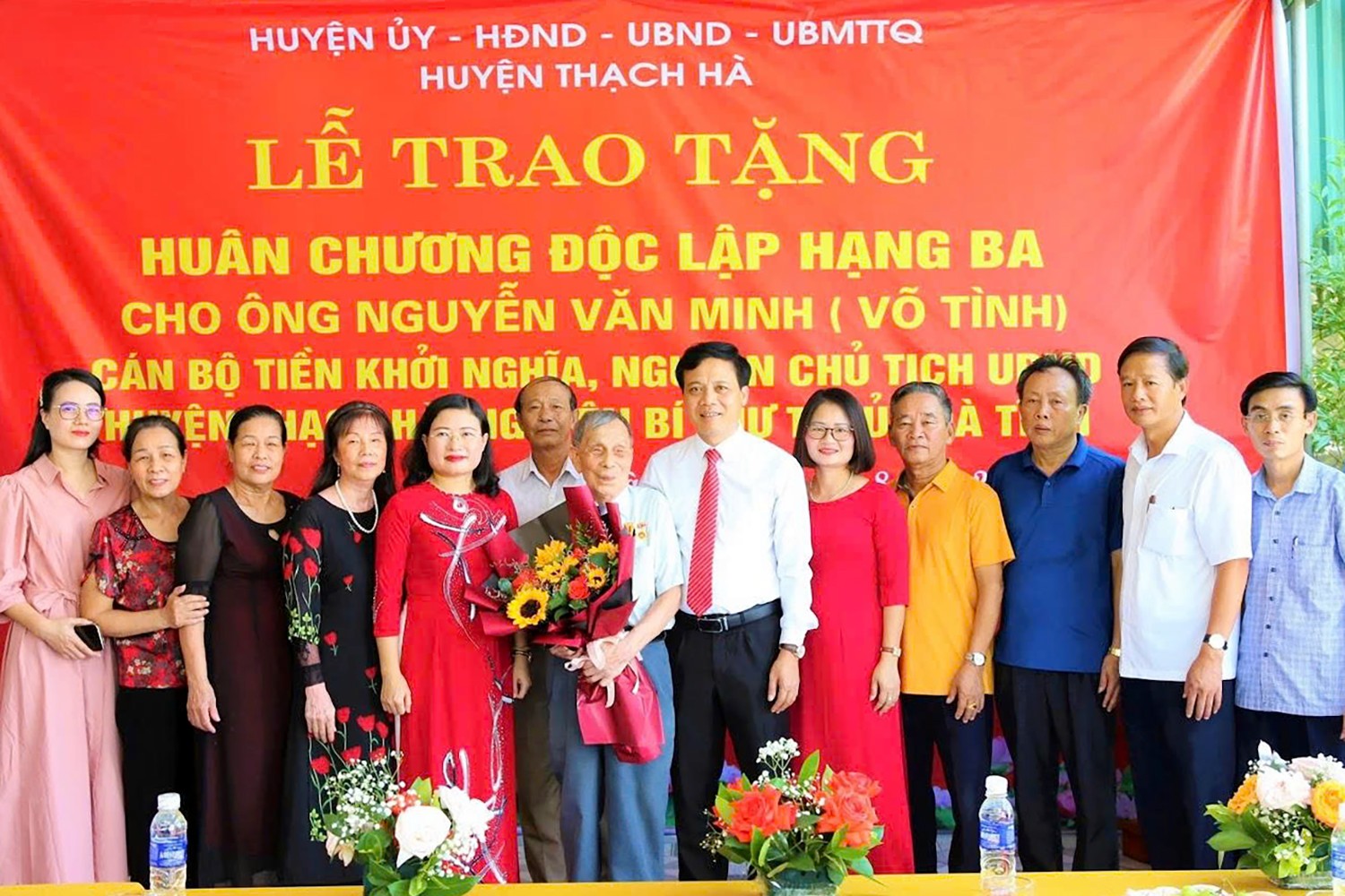 Thường trực Huyện ủy Thạch Hà cũ và các con cháu chúc mừng cụ Minh lần được trao tặng Huân chương Độc lập hạng Ba. uee2e.jpg