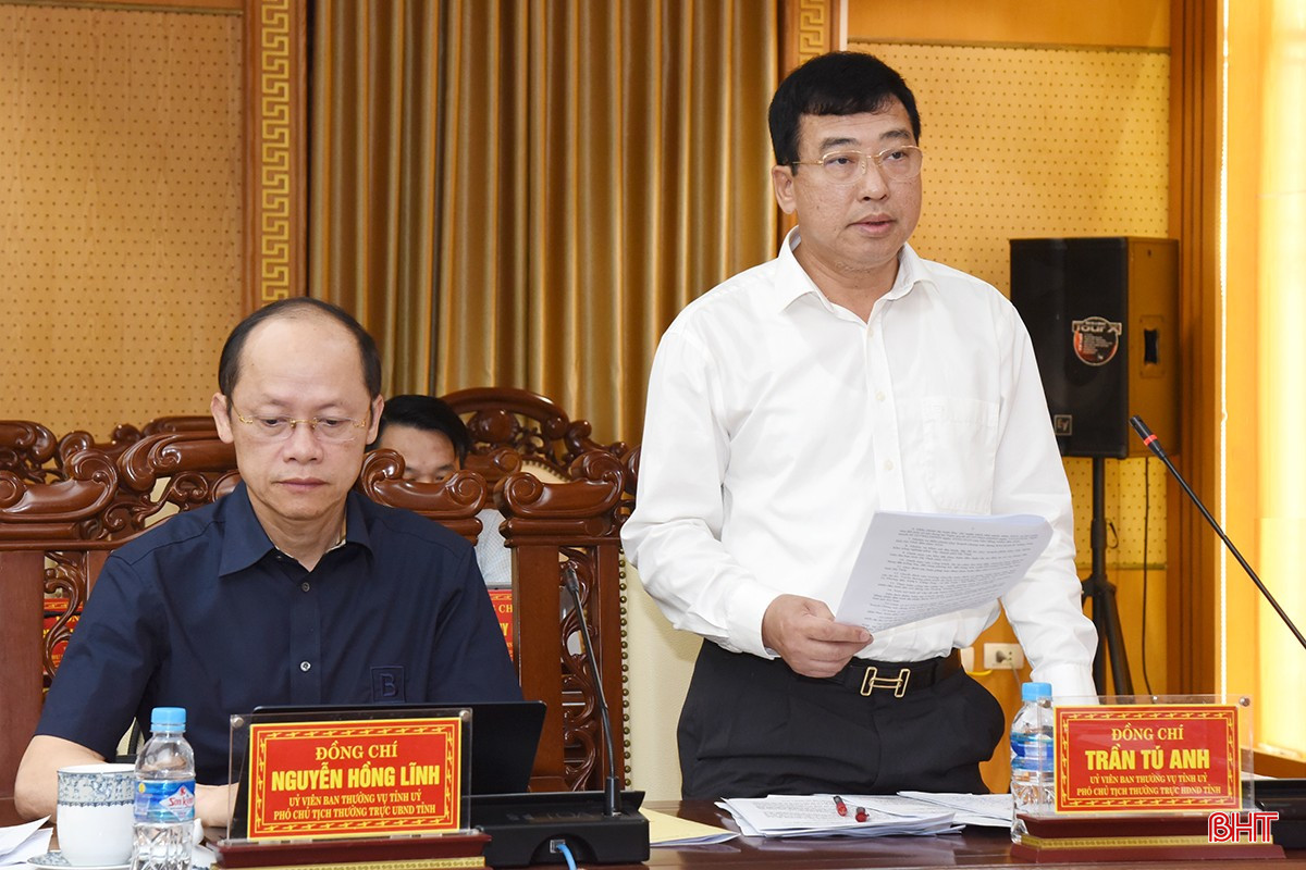 Phó Chủ tịch Thường trực HĐND tỉnh Trần Tú Anh báo cáo dự kiến chương trình, nội dung Kỳ họp thứ 26, HĐND tỉnh khóa XVIII. bqbht_br_dsc-6350-copy.jpg