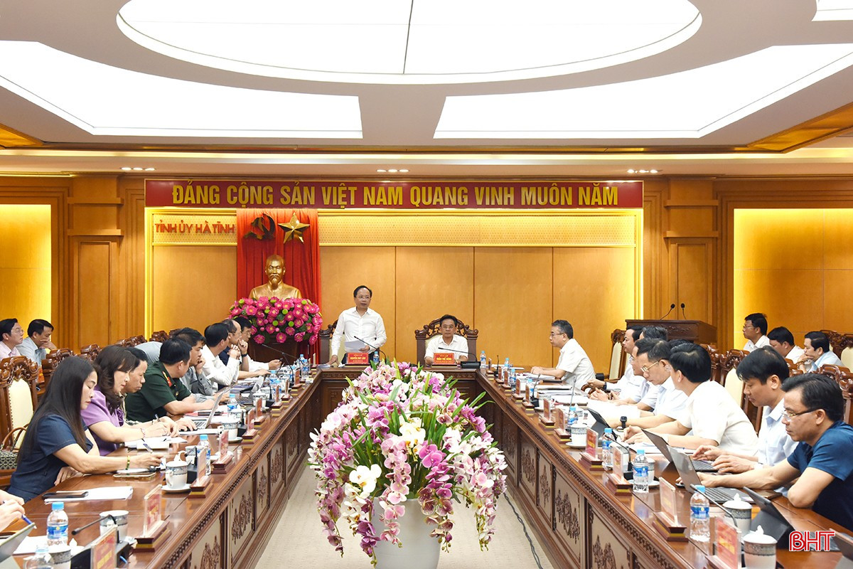 Bí thư Tỉnh ủy Nguyễn Duy Lâm và Phó Bí thư Thường trực Tỉnh ủy Trần Thế Dũng chủ trì cuộc họp. bqbht_br_dsc-6383-copy.jpg