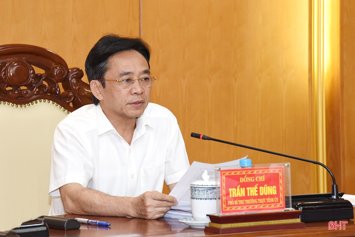 Phó Bí thư Thường trực Tỉnh ủy Trần Thế Dũng cho ý kiến các nội dung tờ trình. bqbht_br_dsc-6354-copy.jpg
