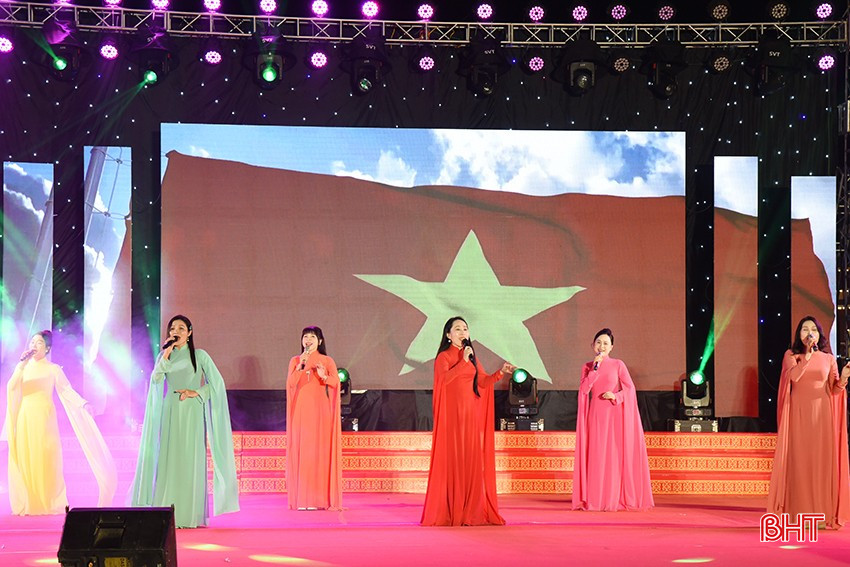 ... và các đội diễn văn nghệ đến từ các địa phương, đơn vị trên địa bàn.