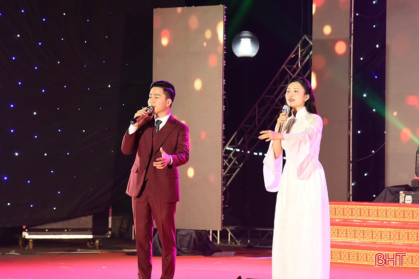 Chương trình có sự tham gia biểu diễn của các ca sỹ Thanh Tài, Thanh Quý…