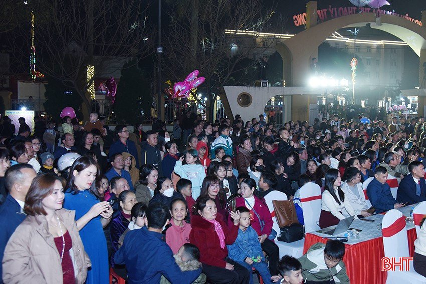 Chương trình nghệ thuật mừng Đảng, mừng Xuân là hoạt động thường niên được huyện Thạch Hà tổ chức nhằm tạo khí thế sôi nổi khởi động năm mới và thúc đẩy phong trào văn nghệ quần chúng trên địa bàn. Đây cũng là một trong những hoạt động khởi động hướng tới kỷ niệm 1020 năm danh xưng Thạch Hà.