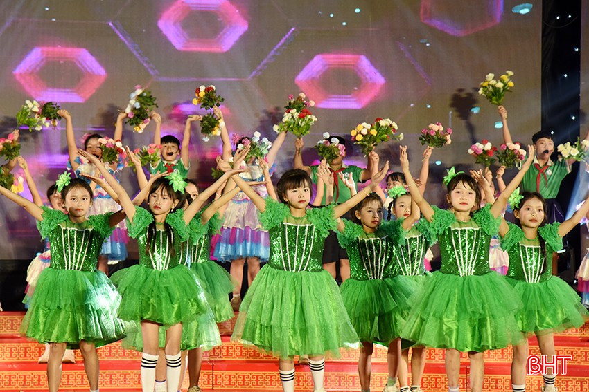 Các em nhỏ với tiết mục chào xuân sôi động.