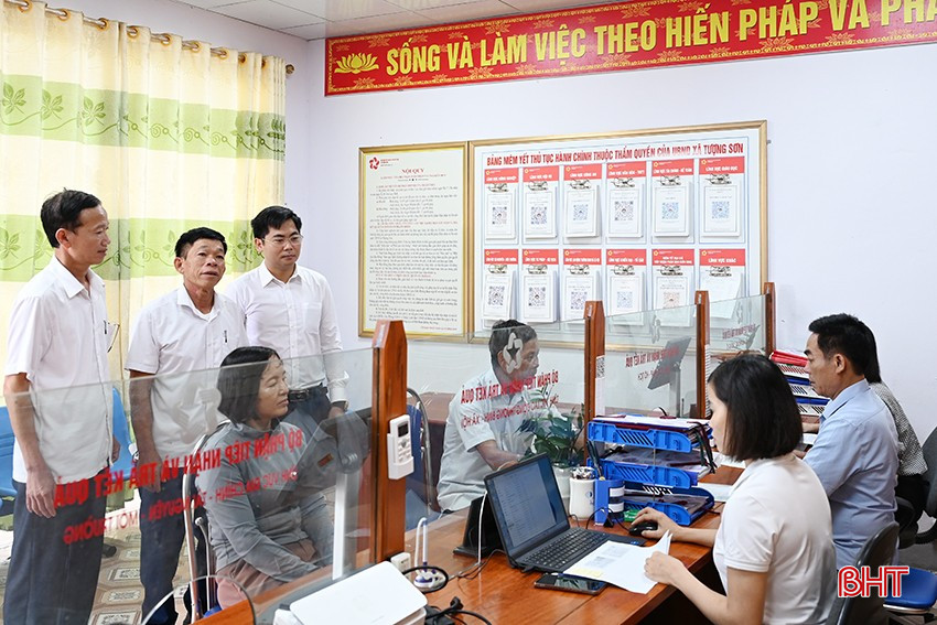 Anh Trần Xuân Hoàng (người đứng ngoài cùng bên phải) - thành viên Tổ công tác trực tiếp vận hành thử nghiệm xã Thạch Lạc phối hợp với xã Tượng Sơn tập trung khảo sát, rà soát cơ sở vật chất, hạ tầng kỹ thuật. bqbht_br_dsc-f6491.jpg