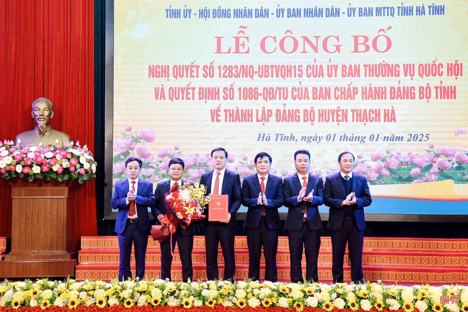 Bí thư Tỉnh ủy Hoàng Trung Dũng, Phó Bí thư Thường trực Tỉnh ủy Trần Thế Dũng tặng hoa chúc mừng Thường trực Huyện ủy Thạch Hà.