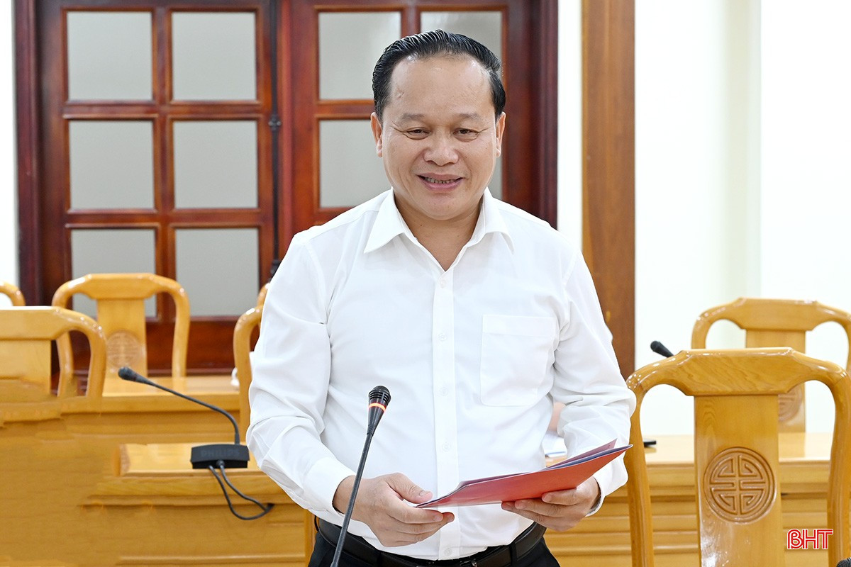 Đồng chí Lê Văn Sơn - Bí thư Đảng ủy, Chủ tịch HĐND xã Đông Kinh báo cáo nội dung tại hội nghị. bqbht_br_dsc-8d828.jpg