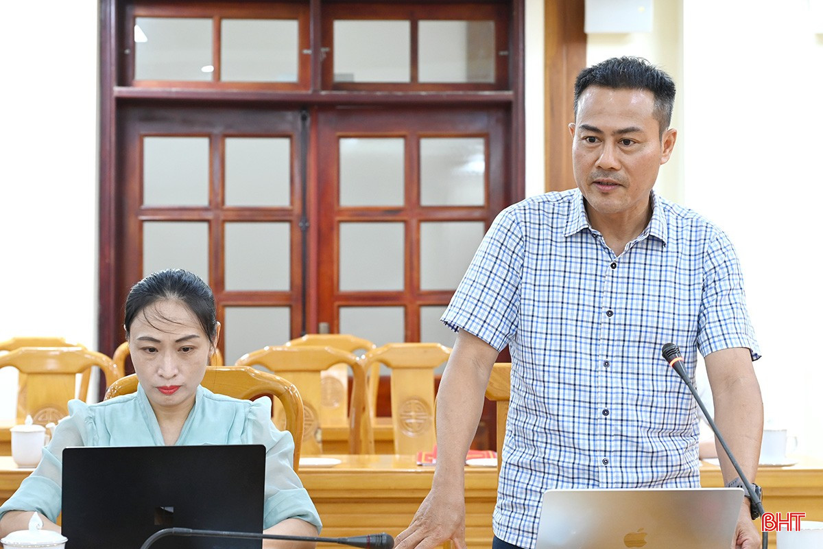 Đồng chí Trần Đình Trung - Bí thư Đảng ủy, Chủ tịch HĐND xã Việt Xuyên báo cáo tại hội nghị. bqbht_br_dsc-8f906.jpg