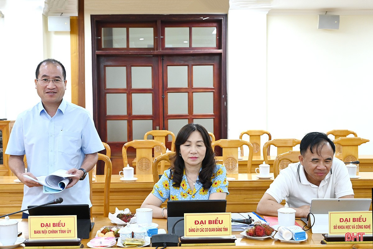 Phó Trưởng ban Nội chính Tỉnh ủy Nguyễn Thế Hoàn phát biểu góp ý tại hội nghị. bqbht_br_dsc-886dd5.jpg