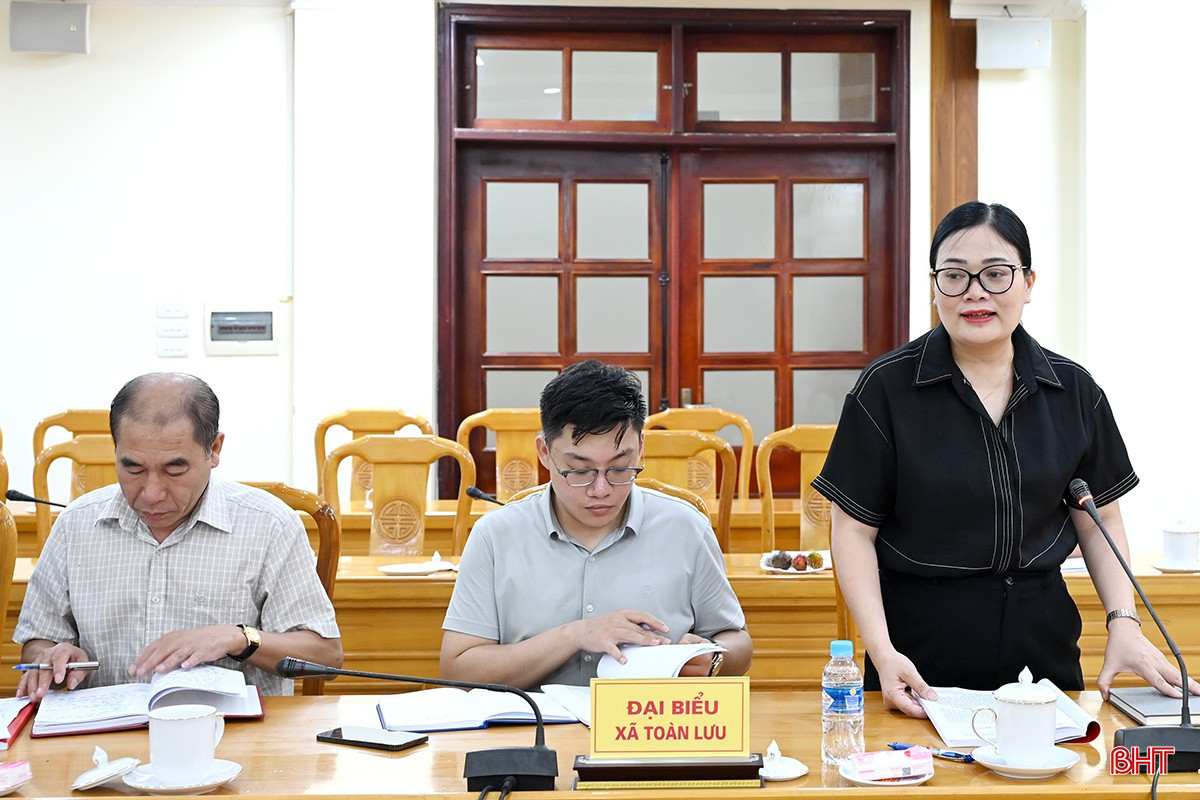 Đồng chí Bùi Thị Hoàng Oanh - Bí thư Đảng ủy, Chủ tịch HĐND xã Toàn Lưu báo cáo công tác chuẩn bị đại hội. bqbht_br_dsc-88d56.jpg