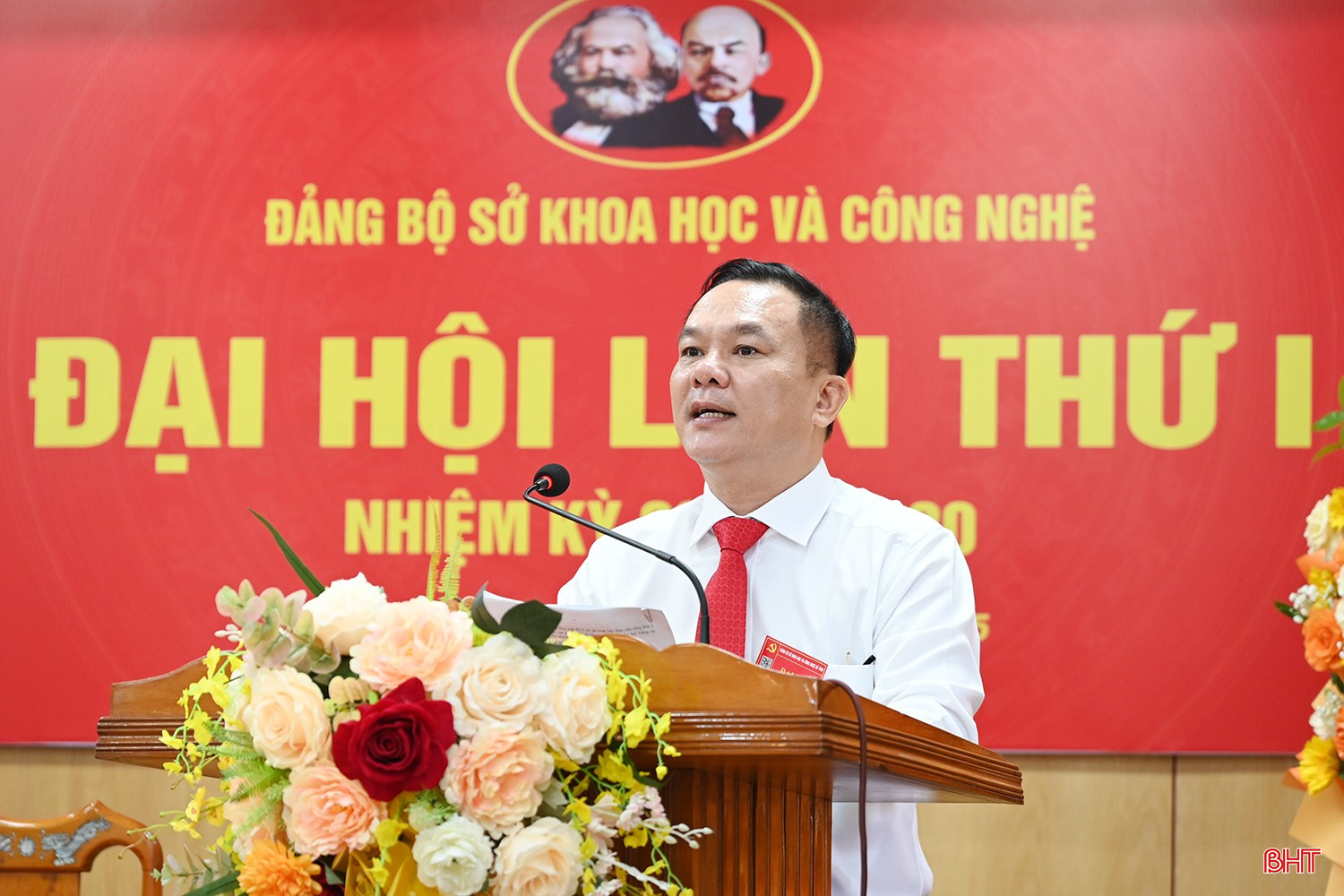 Đồng chí Dương Kim Nga - Phó Bí thư Đảng ủy, Phó Giám đốc Sở báo cáo tổng hợp lấy ý kiến góp ý báo cáo chính trị đại hội cấp trên. bqbht_br_dsc-6368-copy.jpg
