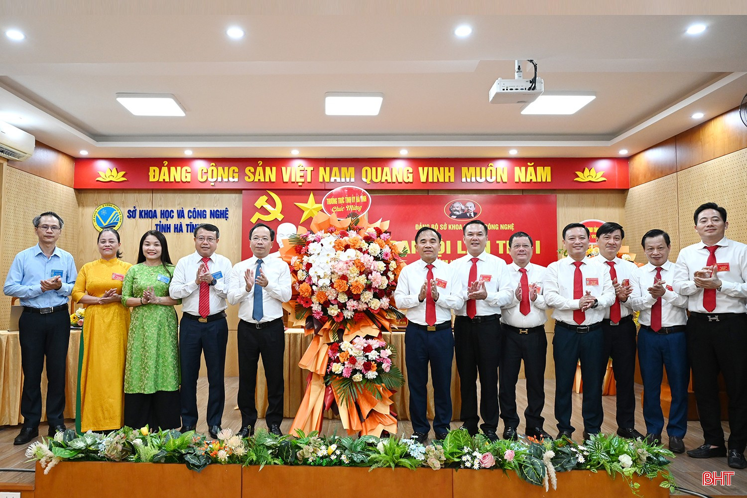 Bí thư Tỉnh ủy Nguyễn Duy Lâm và các đồng chí lãnh đạo tỉnh tặng hoa chúc mừng đại hội. bqbht_br_dsc-62x57-copy.jpg