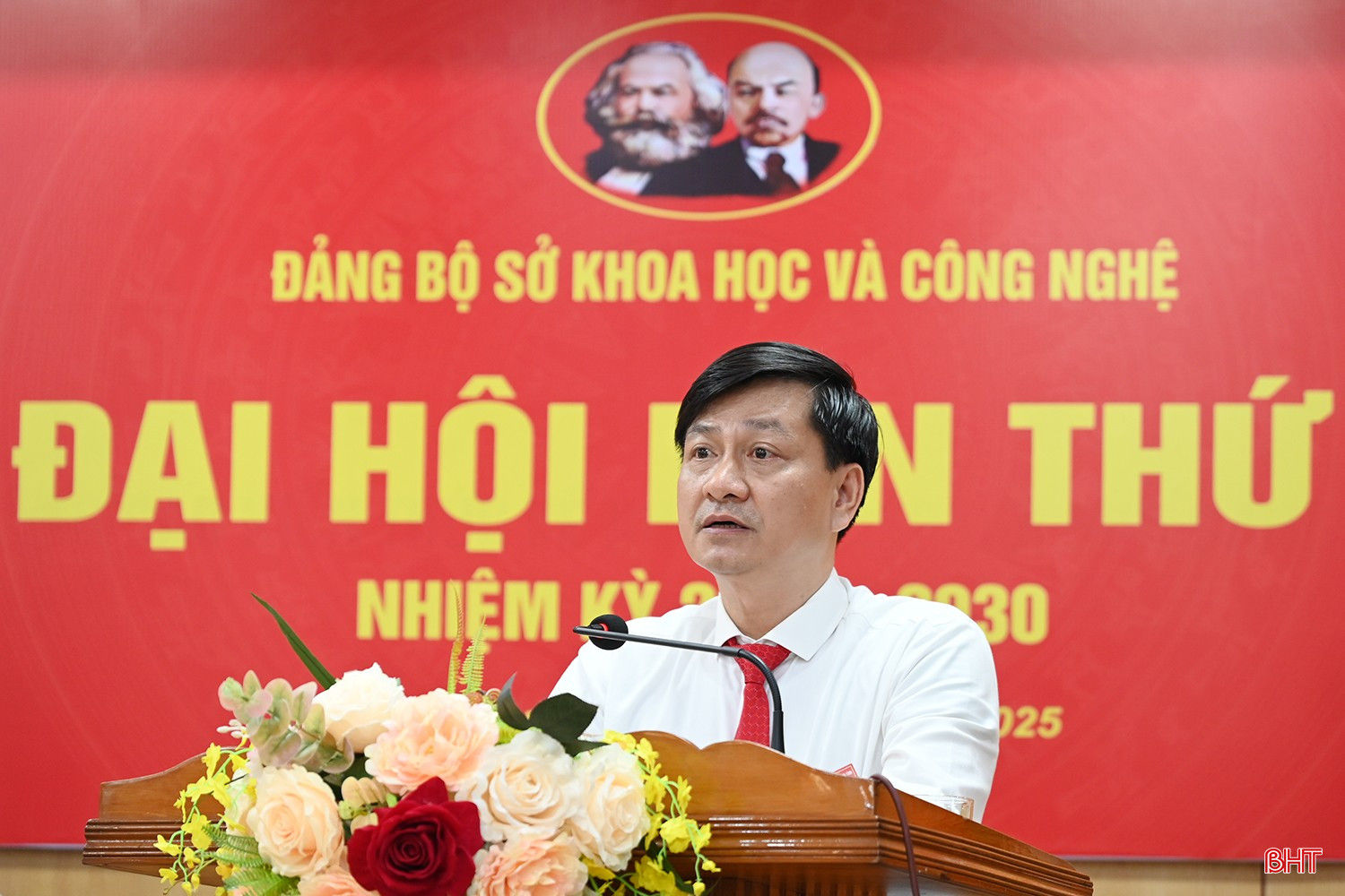 Đồng chí Bùi Phong An - Bí thư Chi bộ Văn phòng Sở, Phó Giám đốc Sở tham luận tại đại hội. bqbht_br_dsc-6303-copy.jpg