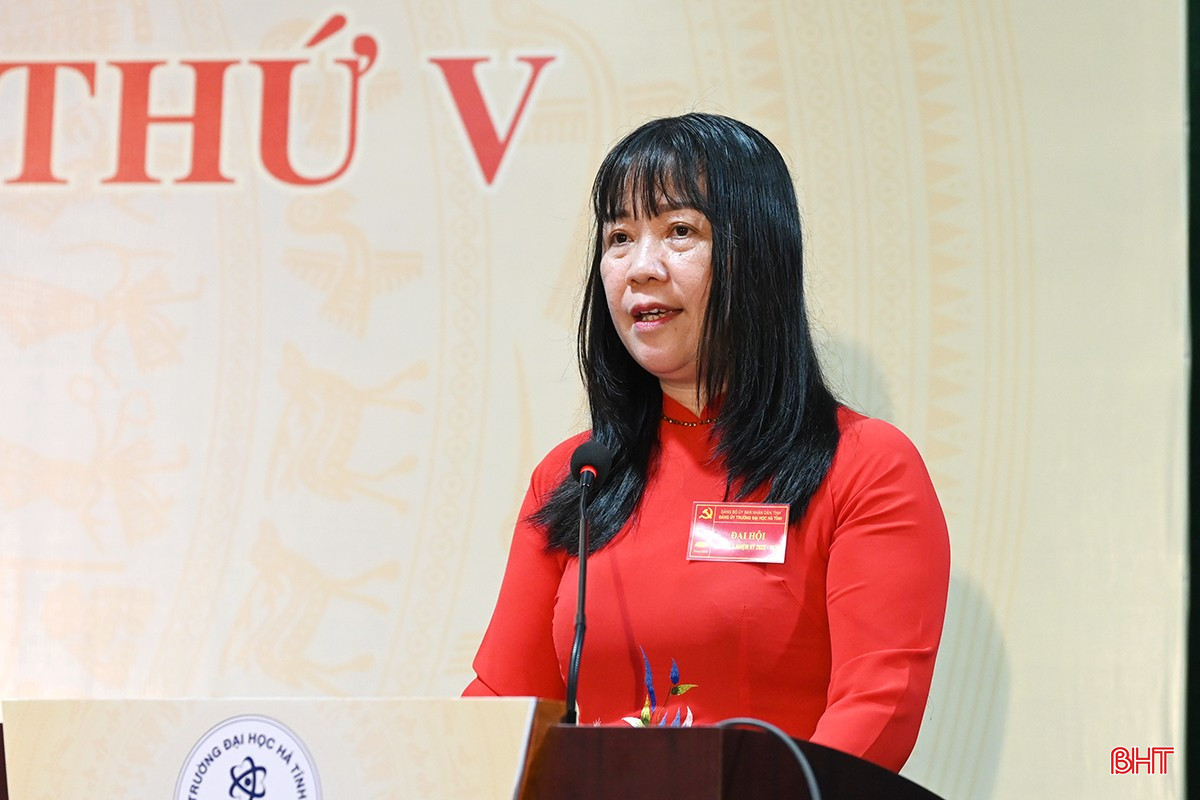 Đồng chí Trần Thị Ái Đức - Ủy viên Ban Thường vụ Đảng ủy, Phó Hiệu trưởng nhà trường báo cáo kết quả phiên thứ nhất Đại hội đại biểu Đảng bộ trường diễn ra vào chiều 9/6. bqbht_br_dsc-6141-copy.jpg