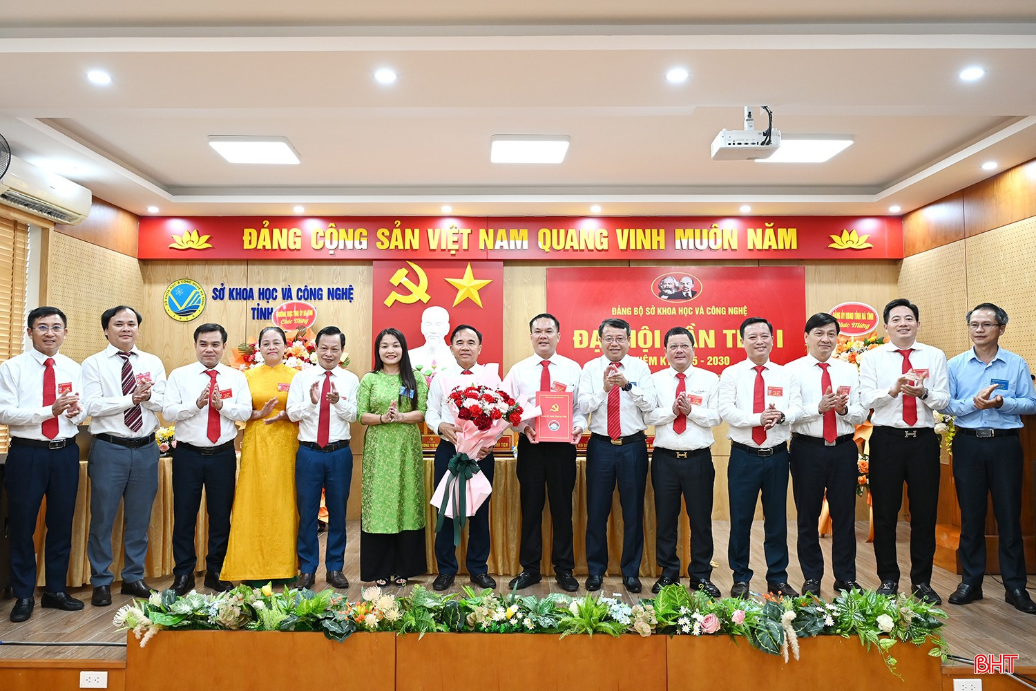 Lãnh đạo Đảng ủy UBND tỉnh tặng hoa chúc mừng Ban Chấp hành Đảng bộ Sở KH&CN nhiệm kỳ mới. bqbht_br_dsc-6363-copy.jpg