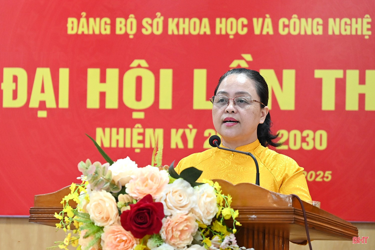 Đồng chí Dương Thị Ngân - Ủy viên BCH Đảng bộ, Giám đốc Trung tâm Khoa học, công nghệ và chuyển đổi số tham luận tại hội nghị. Đồng chí Dương Thị Ngân - Ủy viên BCH Đảng bộ, Giám đốc Trung tâm Khoa học, công nghệ và chuyển đổi số tham luận tại hội nghị.