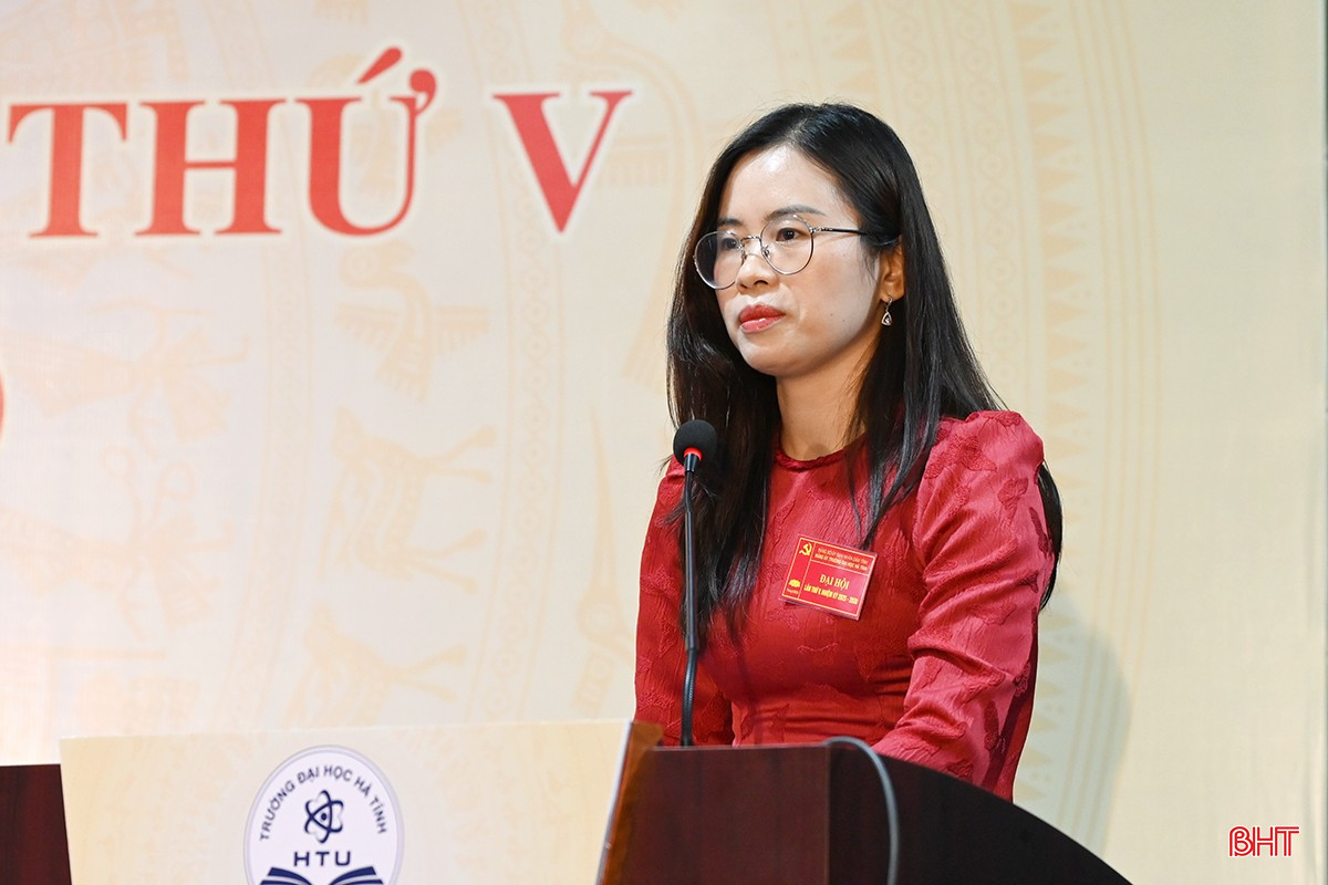 Đồng chí Trần Thu Thủy - Bí thư Chi bộ Chi bộ Đào tạo - Công tác chính trị học sinh sinh viên tham luận tại đại hội. bqbht_br_dsc-6154-copy.jpg