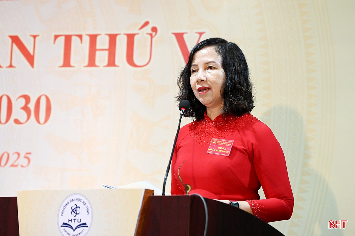 Đồng chí Hồ Thị Nga - Ủy viên BCH Đảng bộ, Phó Hiệu trưởng nhà trường trình bày báo cáo kiểm điểm của Ban Chấp hành. bqbht_br_dsc-6151-copy.jpg