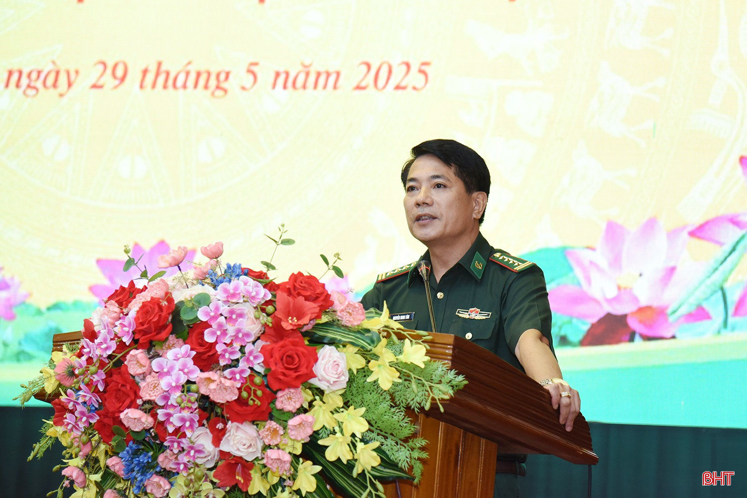 Đại tá Nguyễn Minh Tâm - Phó Chỉ huy trưởng BĐBP Hà Tĩnh chia sẻ kết quả chương trình đỡ đầu xóa nhà tạm. bqbht_br_dsc-9602-copy.jpg