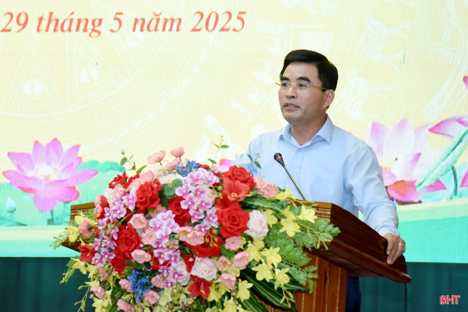 Chủ tịch UBND thị xã Kỳ Anh Phan Thành Biển chia sẻ cách làm hay của địa phương trong xóa nhà tạm. bqbht_br_dsc-9608-copy-5420.jpg