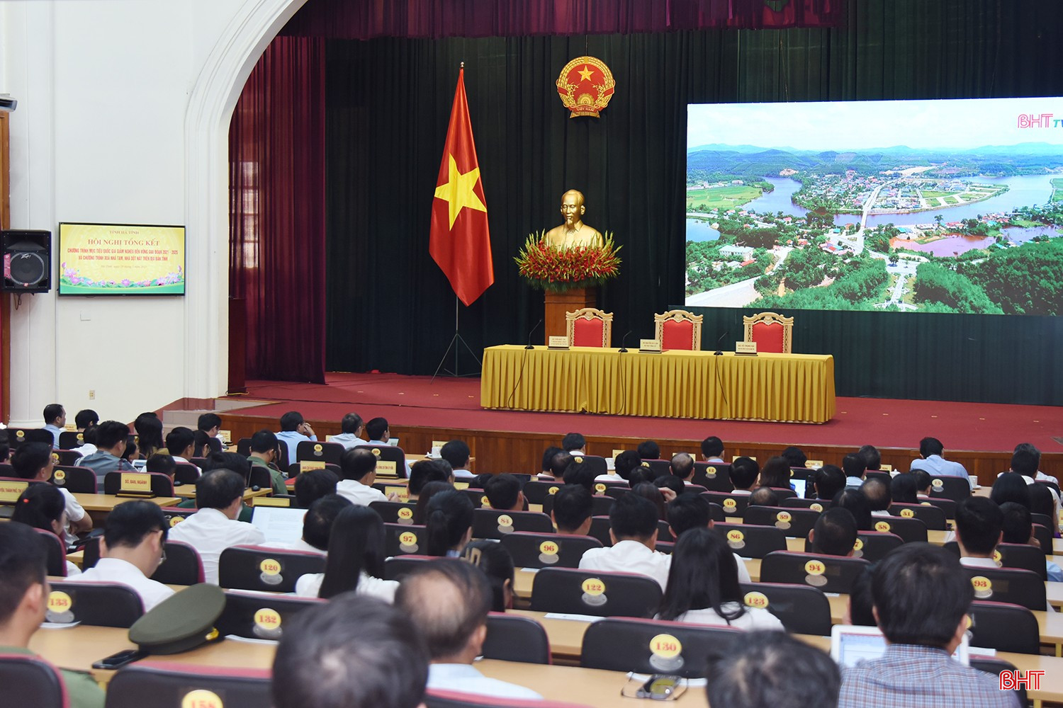 Đại biểu theo dõi phóng sự về kết quả giảm nghèo bền vững, xóa nghèo tại hội nghị. bqbht_br_dsc-9524-copy.jpg