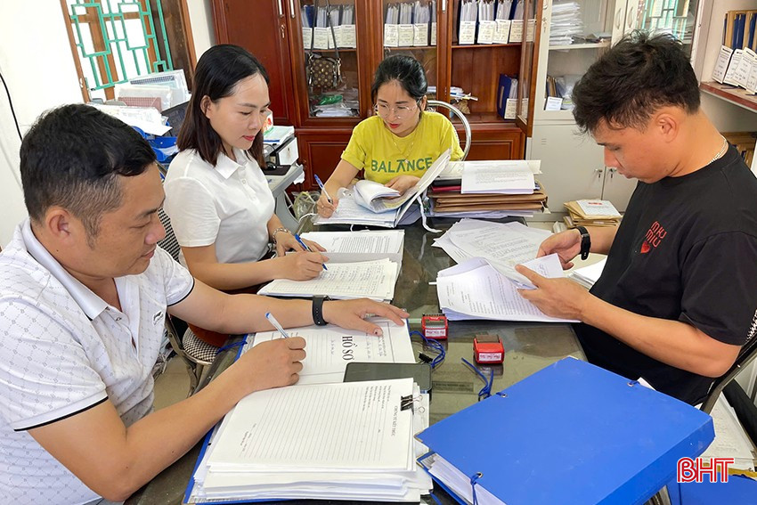 Cán bộ Văn phòng Đảng ủy Thị trấn Nghèn cùng các cán bộ, công chức và người hỗ trợ tập trung rà soát hồ sơ. bqbht_br_rrer.jpg