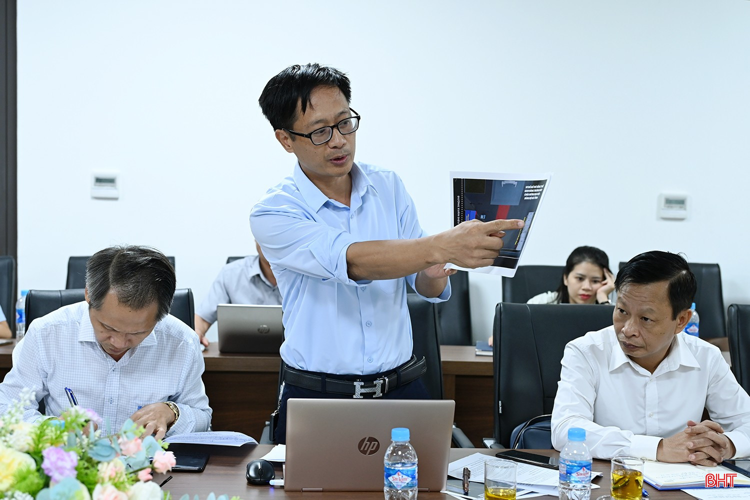 Phó Giám đốc Sở Công thương Võ Tá Nghĩa báo cáo tại cuộc họp. Phó Giám đốc Sở Công thương Võ Tá Nghĩa báo cáo tại cuộc họp.