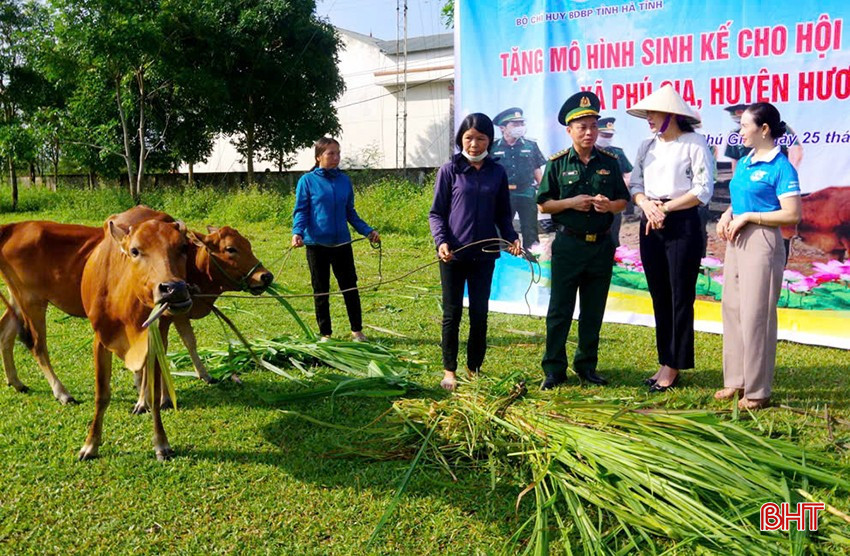 Thượng tá Bảo nỗ lực kêu gọi nguồn lực trao tặng mô hình kinh tế cho người dân vùng khó khăn. bqbht_br_dd.jpg