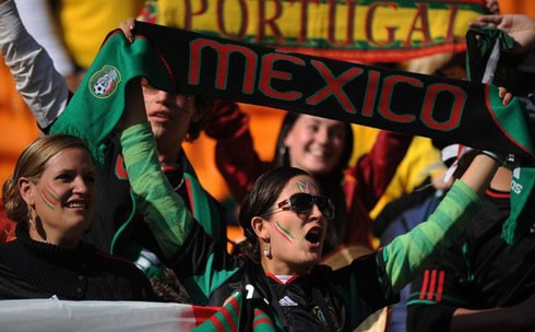 Fan nữ Argentina tự tin khoe mình bên quốc kỳ để chụp ảnh trước trận ra quân của đội nhà với Nigeria. Người đẹp Argentina thể hiện tinh thần màu cờ sắc sáo và lòng tự hào khi chứng kiến thầy trò Maradona đánh bại Nigeria. CĐV nữ Nigeria trước trận đấu. Đội nhà thua trận, nhưng tinh thần thi đấu máu lửa của tuyển Nigeria vẫn làm các CĐV của họ hài lòng. Vẻ đẹp Mỹ. Fan nữ Hàn Quốc cổ vũ đội nhà đấu với cựu vô địch Euro Hy Lạp (đội bóng Đông Á thắng 2-0). Sự phấn khích của hai fan nữ Hàn Quốc khi đội nhà thắng thuyết phục trận ra quân. Một fan nữ Pháp. Các CĐV Uruguay. CĐV nữ Mexico trong trận khai mạc với Nam Phi. Fan Nam Phi hài lòng với một điểm trong trận mở màn.