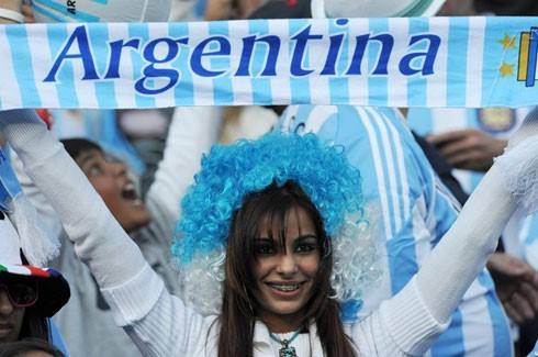 Fan nữ Argentina tự tin khoe mình bên quốc kỳ để chụp ảnh trước trận ra quân của đội nhà với Nigeria. Người đẹp Argentina thể hiện tinh thần màu cờ sắc sáo và lòng tự hào khi chứng kiến thầy trò Maradona đánh bại Nigeria. CĐV nữ Nigeria trước trận đấu. Đội nhà thua trận, nhưng tinh thần thi đấu máu lửa của tuyển Nigeria vẫn làm các CĐV của họ hài lòng. Vẻ đẹp Mỹ. Fan nữ Hàn Quốc cổ vũ đội nhà đấu với cựu vô địch Euro Hy Lạp (đội bóng Đông Á thắng 2-0). Sự phấn khích của hai fan nữ Hàn Quốc khi đội nhà thắng thuyết phục trận ra quân. Một fan nữ Pháp. Các CĐV Uruguay. CĐV nữ Mexico trong trận khai mạc với Nam Phi. Fan Nam Phi hài lòng với một điểm trong trận mở màn.