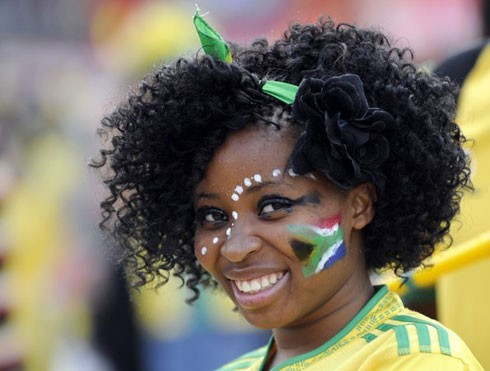 Fan nữ Argentina tự tin khoe mình bên quốc kỳ để chụp ảnh trước trận ra quân của đội nhà với Nigeria. Người đẹp Argentina thể hiện tinh thần màu cờ sắc sáo và lòng tự hào khi chứng kiến thầy trò Maradona đánh bại Nigeria. CĐV nữ Nigeria trước trận đấu. Đội nhà thua trận, nhưng tinh thần thi đấu máu lửa của tuyển Nigeria vẫn làm các CĐV của họ hài lòng. Vẻ đẹp Mỹ. Fan nữ Hàn Quốc cổ vũ đội nhà đấu với cựu vô địch Euro Hy Lạp (đội bóng Đông Á thắng 2-0). Sự phấn khích của hai fan nữ Hàn Quốc khi đội nhà thắng thuyết phục trận ra quân. Một fan nữ Pháp. Các CĐV Uruguay. CĐV nữ Mexico trong trận khai mạc với Nam Phi. Fan Nam Phi hài lòng với một điểm trong trận mở màn.